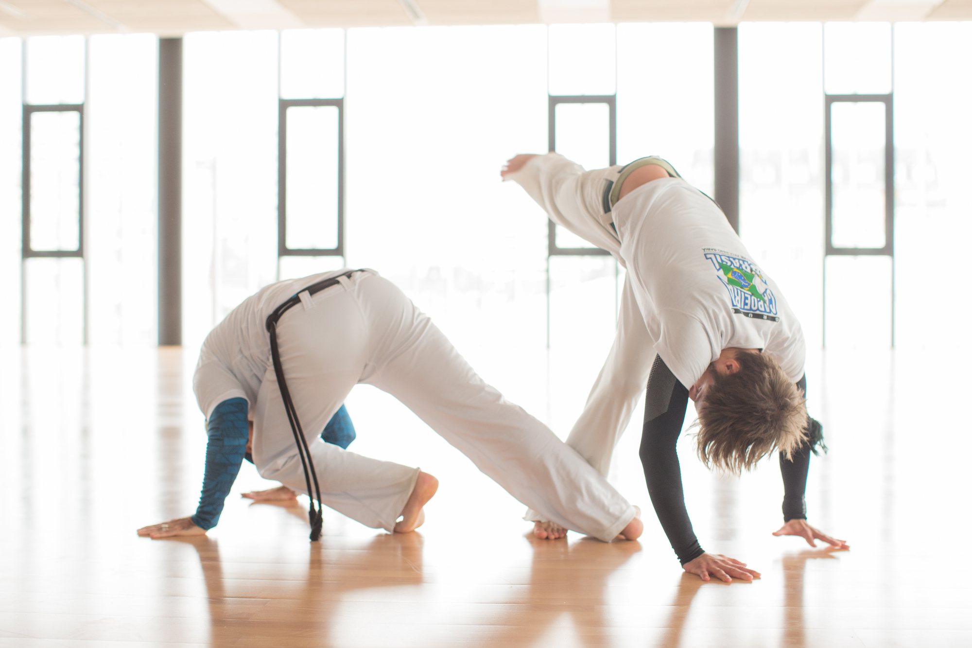 Mestre Duende faisant un balayage de capoeira lors d'un stage à Paris