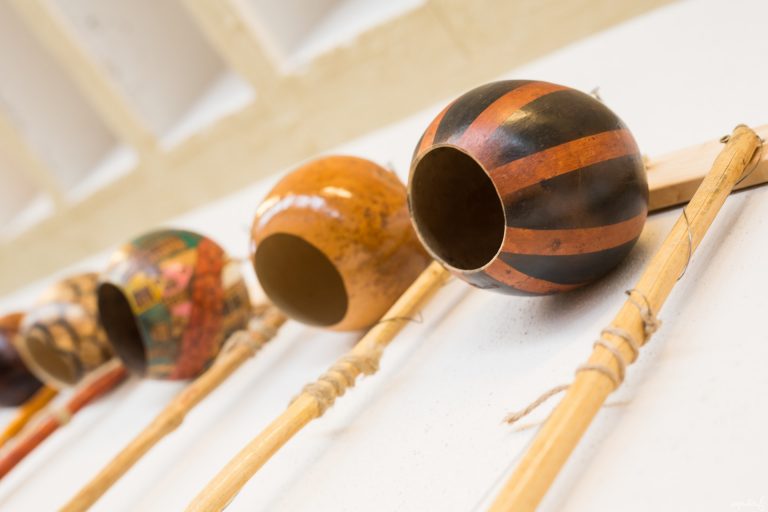 Lire la suite à propos de l’article Le berimbau : rôle et importance en capoeira